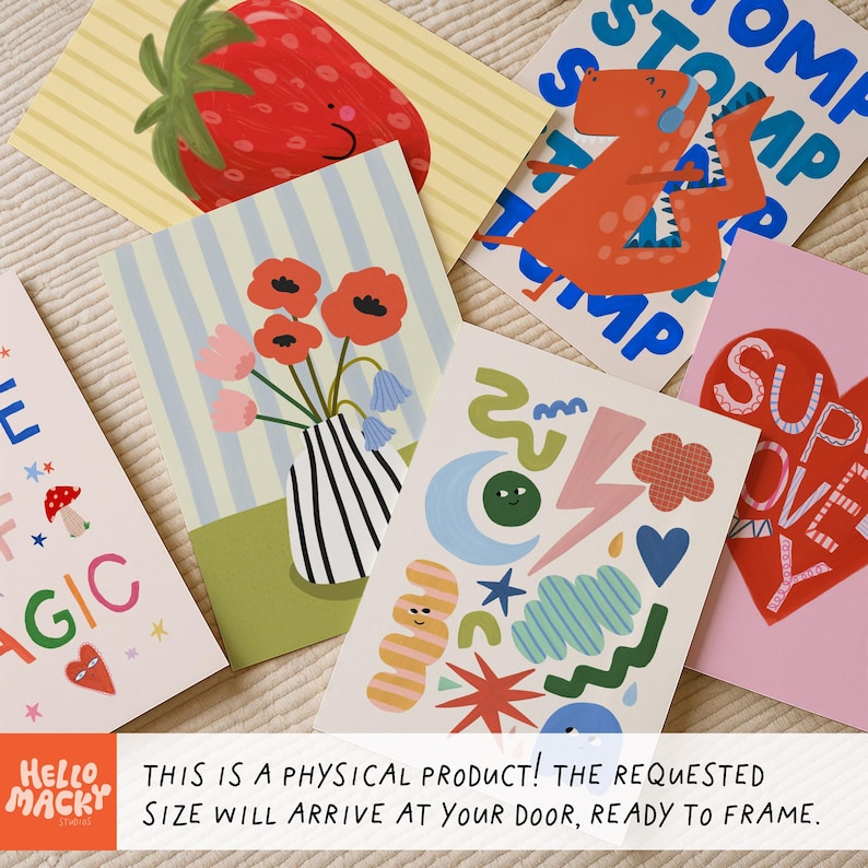 Puede incluir: Una colecci&oacute;n de coloridas impresiones art&iacute;sticas con varias ilustraciones. Los dise&ntilde;os incluyen una fresa roja, un dinosaurio, flores en un jarr&oacute;n y formas abstractas. Las impresiones est&aacute;n dispuestas sobre una superficie neutra.