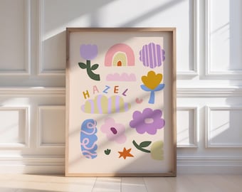 Puede incluir: Una impresión artística enmarcada con ilustraciones coloridas y caprichosas de flores, un arcoíris y nubes. La palabra "HAZEL" está escrita en una fuente lúdica. La obra de arte está sobre un fondo beige claro, con un marco de madera.