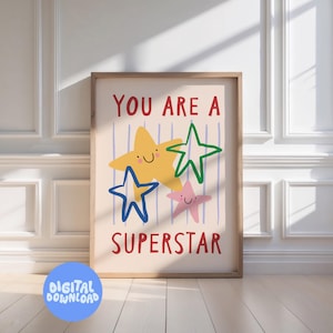 Puede incluir: Una impresión enmarcada con las palabras "YOU ARE A SUPERSTAR" en rojo. La impresión presenta cuatro estrellas de dibujos animados en amarillo, verde, azul y rosa, cada una con una cara sonriente. La impresión es una descarga digital.