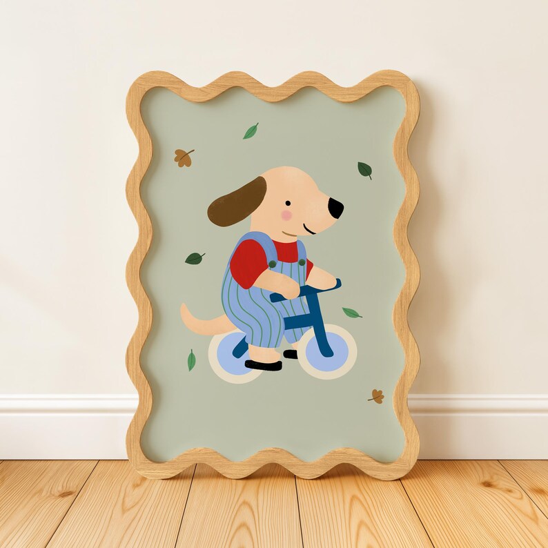 K&ouml;nnte beinhalten: Gerahmte Illustration eines Cartoon-Hundes auf einem blauen Fahrrad. Der Hund tr&auml;gt ein rotes Hemd und eine blaue Latzhose. Der Hintergrund ist hellgr&uuml;n mit verstreuten Bl&auml;ttern. Der Rahmen ist helles Holz.