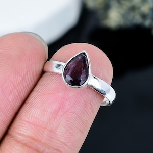 Anillo de piedra de nacimiento de enero hecho a mano / Anillo de lágrima de granate rojo natural / Regalo para ella, anillo de granate en forma de pera en plata de ley 925