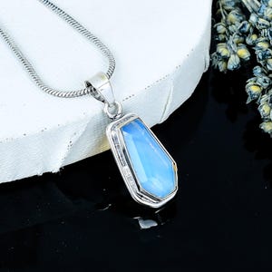 Collier avec pierres précieuses cercueil en opalite, chaîne en argent sterling, collier avec pendentif gothique, bijoux cadeau, cadeau pour elle, cadeau pour lui, bijoux cercueil