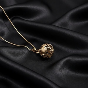 Może przedstawiać: Biały ceramiczny kubek z czarnym uchwytem i napisem "But First, Coffee" czarną, pogrubioną czcionką. Kubek stoi na białej powierzchni. Kubek ma 10 cm wysokości.