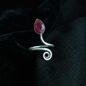 Anello avvolgente in argento sterling fatto a mano con rubino, gioiello boho con pietra preziosa a forma di pera