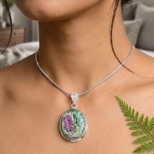 Può includere: Un cartello in legno rustico con la scritta "Welcome to our home" in lettere bianche. Il cartello presenta una finitura invecchiata e un design semplice e invitante.