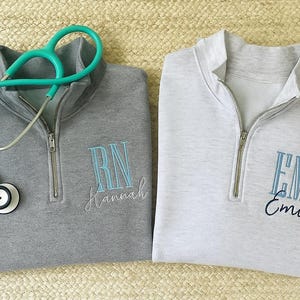 Sudadera de enfermera personalizada con cremallera de un cuarto, sudadera de enfermera registrada personalizada, chaqueta de consultorio médico con cremallera de un cuarto, regalo de graduación de enfermería, regalo de enfermera