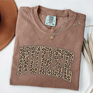 Comfort Colors® Leopard Krankenschwester Shirt, RN Krankenschwester Shirt, Pflegeschule T-Shirt, Krankenschwester T-Shirt, Krankenschwester Wertschätzung Geschenk, Pflege Shirt