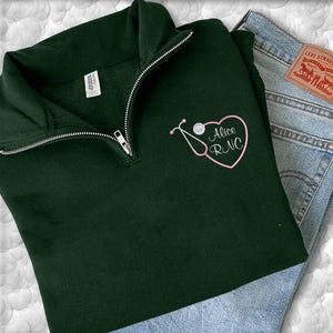 Sudadera de enfermera con cremallera de un cuarto bordada personalizada, chaqueta de enfermería con monograma personalizado, regalo de graduación para enfermera, chaqueta médica