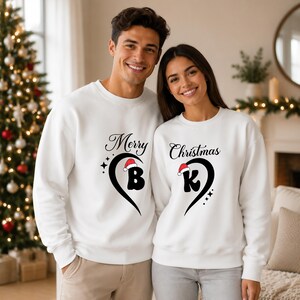 Trui voor een stel met kerstthema, ronde hals met gepersonaliseerde initialen en halve hartvorm, trui met kerstmuts en letter, trui voor hem en haar, kerstcadeau voor stellen