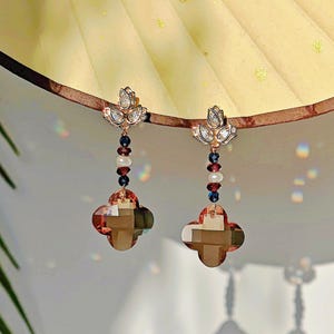 Pendientes de flor barroca: zultanita, granate, perla y cristal azul | Joyería rococó vintage de oro | Un regalo elegante para ella