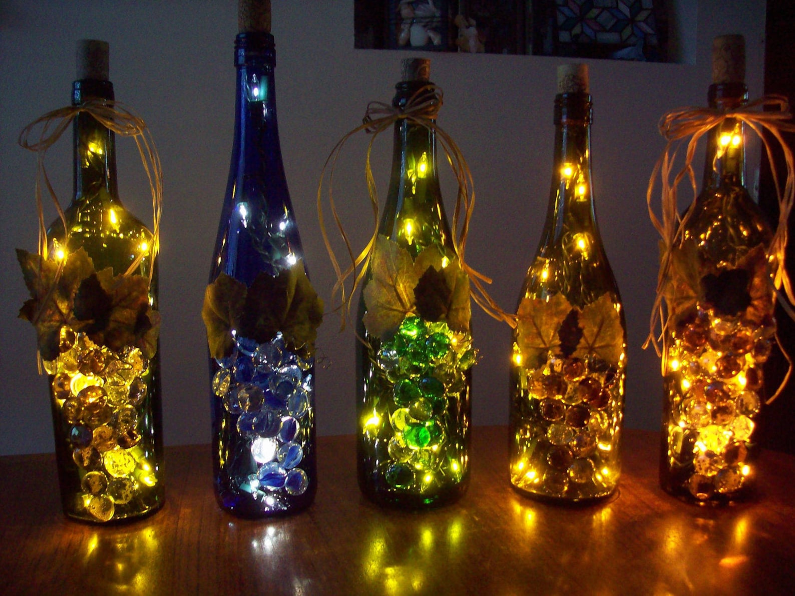 Из бутылок стеклянных своими руками сделать. Светильник из бутылки. Декор стеклянных бутылок. Декор бутылка с гирляндой. Новогодний светильник из бутылки.