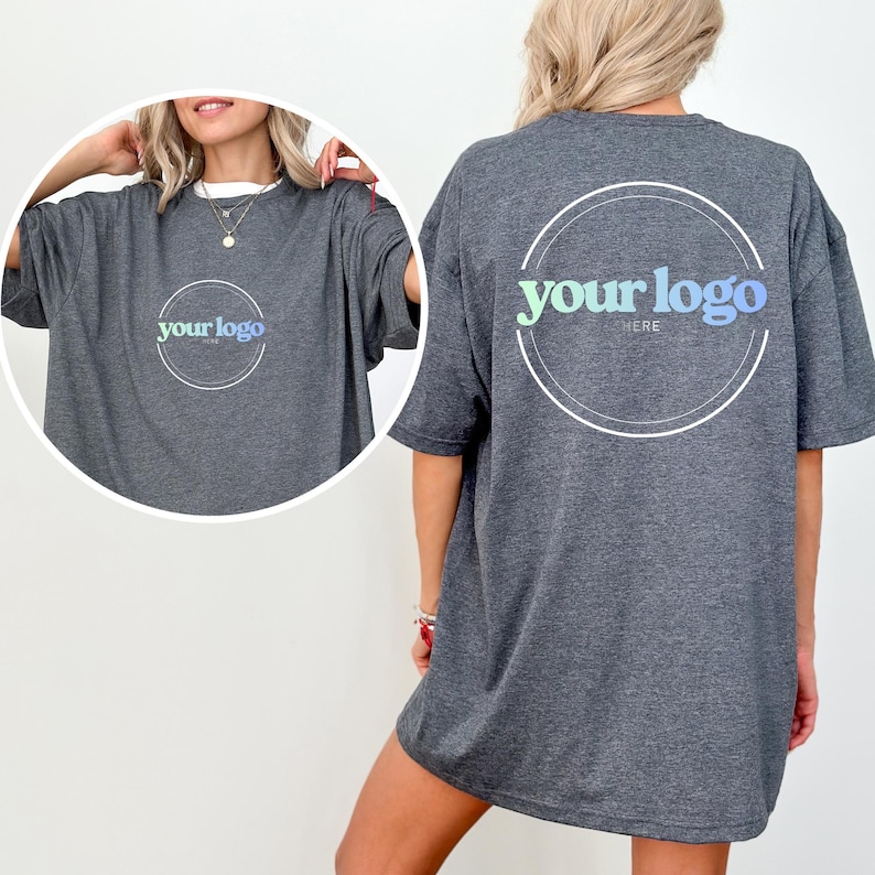 K&ouml;nnte beinhalten: Ein dunkelgraues T-Shirt mit einem wei&szlig;en Rundhalsausschnitt. Auf der Vorderseite befindet sich ein kreisf&ouml;rmiges Logo mit dem Text "your logo" in einem Gr&uuml;n-Blau-Verlauf. Auf der R&uuml;ckseite des T-Shirts befindet sich das gleiche Logo-Design.