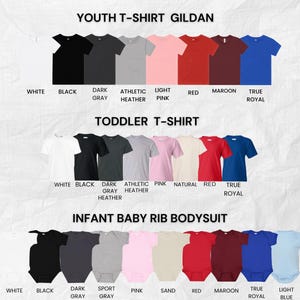 K&ouml;nnte beinhalten: Eine Auswahl an Gildan-T-Shirts f&uuml;r Jugendliche, T-Shirts f&uuml;r Kleinkinder und Baby-Rib-Bodysuits in verschiedenen Farben. Farben sind Wei&szlig;, Schwarz, Grau, Rosa, Rot, Bordeauxrot und Blau. Der Text zeigt die verf&uuml;gbaren Farben.