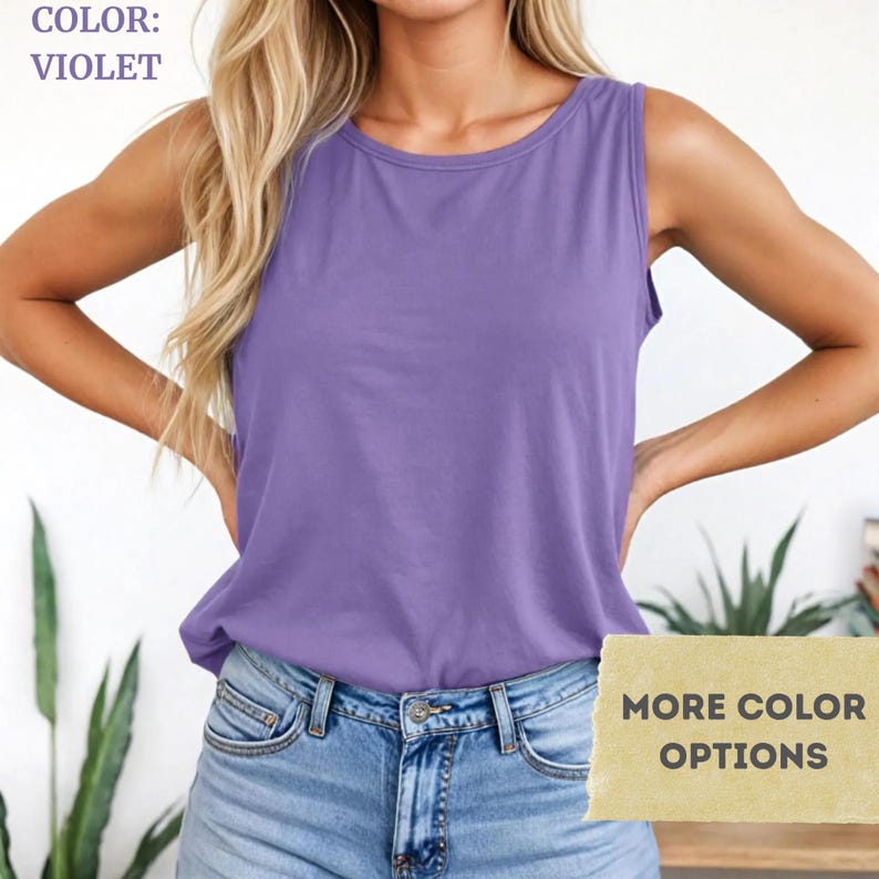 Puede incluir: Una camiseta sin mangas de color violeta con cuello redondo. El texto COLOR: VIOLET est&aacute; impreso en la esquina superior izquierda, y un gr&aacute;fico rectangular de color canela con el texto MORE COLOR OPTIONS se sit&uacute;a en la esquina inferior derecha.