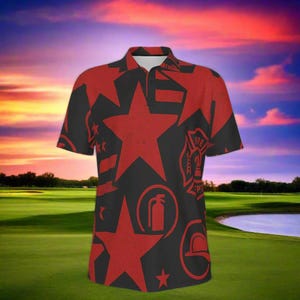 Puede incluir: Polo negro con un patrón de estrella roja y temática de bombero. La camisa tiene cuello y mangas cortas. El diseño incluye grandes estrellas rojas, emblemas de bomberos y otros gráficos relacionados.