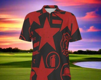 Può includere: Polo nero con motivo a stella rossa e a tema pompiere. La camicia presenta un colletto e maniche corte. Il design include grandi stelle rosse, emblemi dei vigili del fuoco e altra grafica correlata.