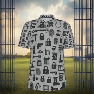 Puede incluir: Un polo de manga corta con fondo blanco y un estampado repetido de iconos negros, incluyendo cerraduras, llaves, huellas dactilares y armas. La camisa tiene cuello y cierre de botones.