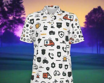 Peut inclure: Polo blanc orné d'icônes de services d'urgence, notamment des ambulances, des badges et des tasses à café. La chemise à manches courtes a un col et une boutonnière. L'arrière-plan est une image floue d'un terrain de golf au coucher du soleil.