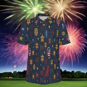 Puede incluir: Polo azul marino con un estampado de estrellas, banderas y símbolos de servicios de emergencia. La camisa tiene cuello y mangas cortas. El fondo muestra fuegos artificiales sobre un campo verde.