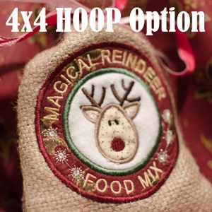 Peut inclure: Un sac en toile de jute brun avec un patch brodé rouge, vert et blanc qui dit "Magical Reindeer Food Mix" et représente un renne de dessin animé avec un nez rouge. Le sac est étiqueté "4x4 HOOP Option".
