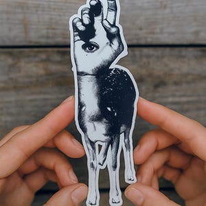 Adesivo de veado surreal: mão, cabeça, olho que tudo vê - Adesivo místico para laptop