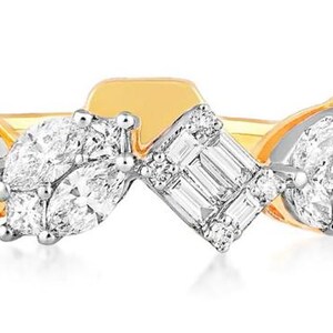 Peut inclure: Une bague en or et argent au design unique. La bague présente des diamants taille marquise et baguette. Les diamants sont sertis en grappe, créant un aspect étincelant et élégant. La bague est un bijou de luxe.