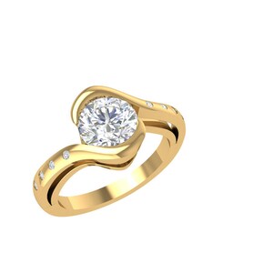 Puede incluir: Un anillo de oro con una gema grande, redonda y transparente como punto focal. El anillo tiene un diseño ondulado con pequeñas gemas transparentes incrustadas a lo largo de la banda. Fondo blanco.
