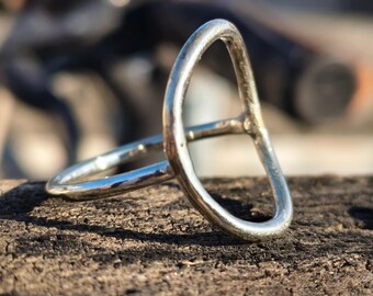 ハンドメイドのスターリングシルバー製アブストラクトリング｜モダンな幾何学模様のバンド