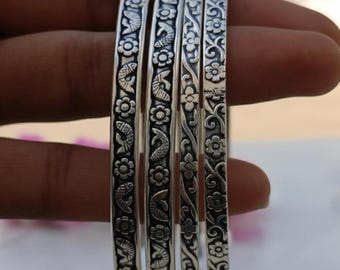 Conjunto de brazaletes de plata oxidada / Joyería india hecha a mano con grabado floral