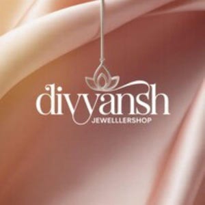 Puede incluir: El logotipo de Divyansh Jewellershop se muestra sobre un fondo suave y borroso. El logotipo presenta una elegante escritura blanca con un dise&ntilde;o floral estilizado sobre el nombre. El fondo tiene tonos c&aacute;lidos y neutros.