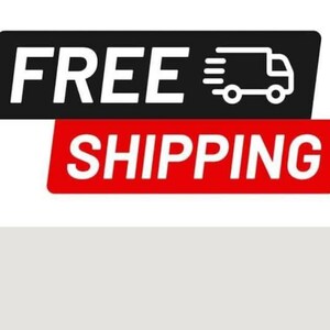 Puede incluir: Gr&aacute;fico con las palabras "FREE SHIPPING" en texto blanco. La palabra "FREE" est&aacute; en una pancarta negra y "SHIPPING" en una pancarta roja. Un icono de cami&oacute;n blanco est&aacute; al lado de la palabra "FREE".
