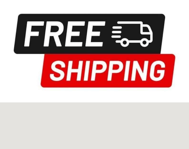 Puede incluir: Gr&aacute;fico con las palabras "FREE SHIPPING" en texto blanco. La palabra "FREE" est&aacute; en una pancarta negra y "SHIPPING" en una pancarta roja. Un icono de cami&oacute;n blanco est&aacute; al lado de la palabra "FREE".