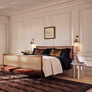 Pu&ograve; includere: Una camera da letto con un letto in legno con testiera e pediera intrecciate. Il letto ha biancheria da letto nera e cuscini decorativi in velluto. Due piccoli sgabelli in velluto color ruggine sono di fronte al letto e un tappeto fantasia copre il pavimento.