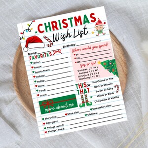 Op de afbeelding: Een afdrukbare kerstwensenlijst op gelinieerd papier. De bovenkant van de lijst luidt "Christmas Wish List" in rood en groen. De lijst bevat secties voor favorieten, verjaardag en "Dit of Dat" keuzes. Een kerstmuts en een zuurstok zijn afgebeeld.