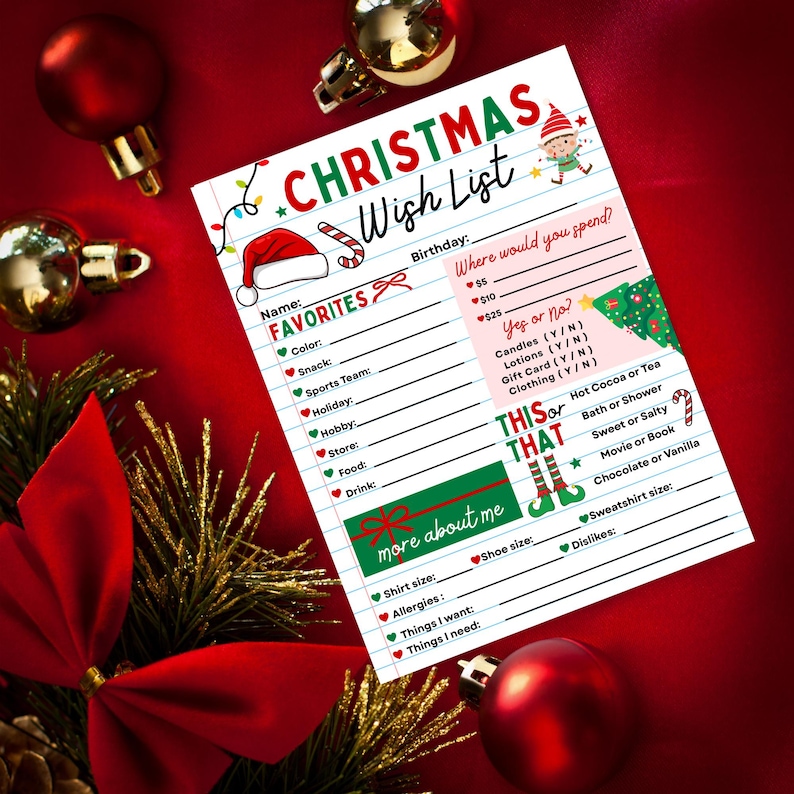 Op de afbeelding: Een kerstverlanglijstje op gelijnd papier met feestelijke afbeeldingen. De lijst bevat secties voor favorieten, verjaardag en cadeauvoorkeuren. Decoratieve elementen zijn een kerstmuts, zuurstok en elfenillustratie.