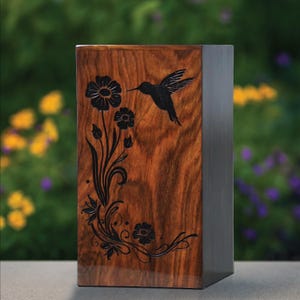 Urne pour animal de compagnie en bois de rose gravé | Conception d'oiseaux, de fleurs et de plantes