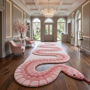 Peut inclure: Un grand tapis allongé en forme de serpent, présentant un motif texturé d'écailles roses et corail. Le tapis repose sur un plancher en bois sombre, s'étendant du premier plan vers le centre d'un grand couloir aux tons clairs et hauts plafonds.