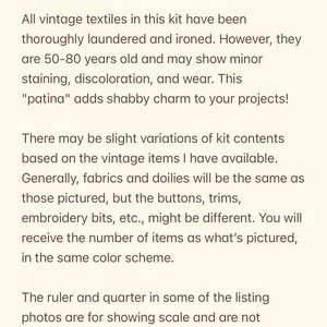 Pu&ograve; includere: Testo su sfondo color crema che fornisce informazioni su un kit di tessuti vintage. Dettaglia l'et&agrave; dei tessuti, le potenziali imperfezioni e le variazioni di contenuto. Il testo menziona anche che un righello e una moneta sono per la scala e non sono inclusi.
