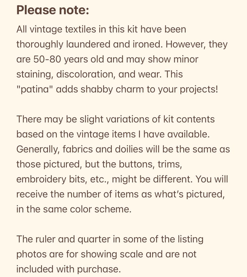 Pu&ograve; includere: Testo su sfondo color crema che fornisce informazioni su un kit di tessuti vintage. Dettaglia l'et&agrave; dei tessuti, le potenziali imperfezioni e le variazioni di contenuto. Il testo menziona anche che un righello e una moneta sono per la scala e non sono inclusi.