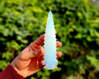 Cristallo di opalite a punta di freccia: grande pietra preziosa a forma di mezzaluna per la creazione di gioielli
