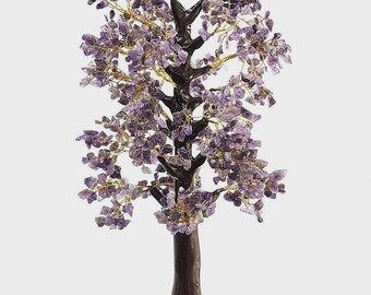 Könnte beinhalten: Eine dekorative Amethyst-Kristallbaum-Skulptur. Der Baum hat einen dunkelbraunen Stamm und Äste mit Amethyst-Kristallblättern. Der Baum steht auf einem dunkelbraunen Sockel mit kleinen Amethystkristallen.