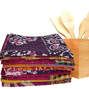 Handgemaakte katoenen kantha-servetten, gebloemde patchwork keukenhanddoeken, boho-tafeldecoratiegebruik