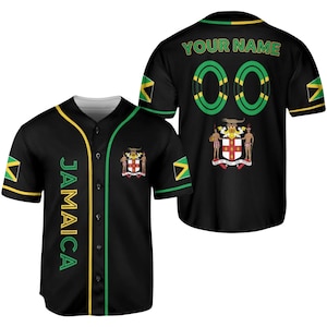 Könnte beinhalten: Schwarzes Baseball-Trikot mit grünen und gelben Akzenten, das das Wort "JAMAICA" vertikal zeigt. Das Trikot zeigt das jamaikanische Wappen und Flaggenmuster. Auf dem Rücken steht "YOUR NAME" und die Nummer "00".
