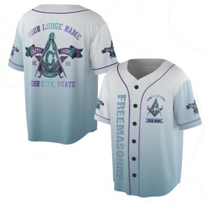 Puede incluir: Camiseta de béisbol blanca y azul con detalles morados. La camiseta presenta el texto "FREEMASONRY" verticalmente en la parte delantera y un emblema masónico. La parte trasera muestra "YOUR LODGE NAME" y "OUR CITY, STATE".