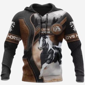 Puede incluir: Una sudadera con capucha negra con un diseño de caballo. Presenta un caballo blanco y negro, el texto "LOVE HORSE" y una textura marrón similar al cuero. Las mangas son de color gris oscuro con la palabra "HORSE".