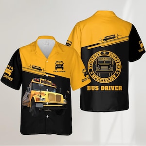 Puede incluir: Camisa abotonada amarilla y negra con un gráfico de autobús escolar. La camisa presenta el texto "BUS DRIVER" y "STUDENT DELIVERY SPECIALIST". La parte delantera de la camisa tiene una imagen de autobús escolar y la palabra "DRIVER".