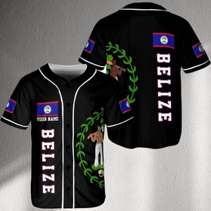 Può includere: Maglia da baseball nera con finiture bianche, con la bandiera del Belize sulle maniche e un grande stemma della bandiera sul petto. La parola "BELIZE" è stampata verticalmente in bianco sul davanti e sul retro. Il testo "YOUR NAME" è sopra la bandiera.