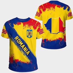 Puede incluir: Una camiseta de manga corta con el diseño de la bandera rumana. La parte delantera muestra una franja diagonal azul con la palabra "ROMANIA" y un escudo. La parte trasera muestra un contorno del mapa de Rumanía con los colores de la bandera. La camiseta tiene detalles en amarillo, rojo y azul.