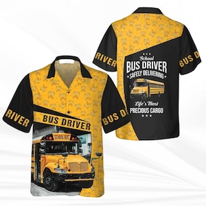 Puede incluir: Una camisa abotonada de manga corta con un diseño de autobús escolar amarillo sobre un fondo amarillo y mangas negras. La camisa muestra las palabras "BUS DRIVER" y "SCHOOL BUS". La parte posterior de la camisa tiene el texto "School BUS DRIVER SAFELY DELIVERING Life's Most PRECIOUS CARGO".