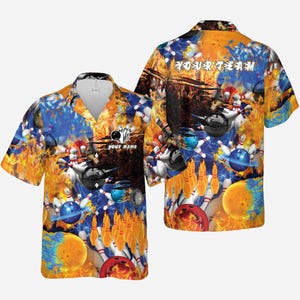Puede incluir: Camisa con botones con temática de bolos con un diseño vibrante. La camisa presenta una bola de bolos, bolos y llamas en tonos naranja, azul y blanco. El texto "YOUR TEAM" es visible en la espalda y "your name" en la parte delantera.